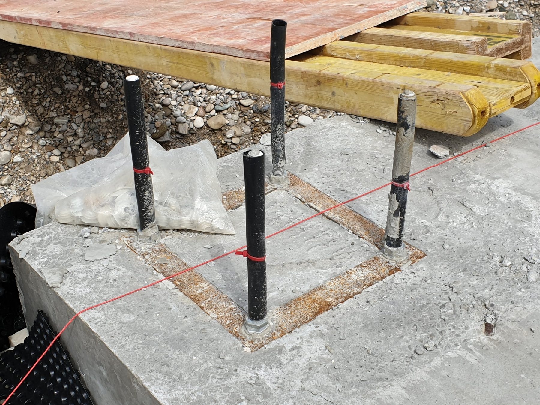 Ankerbolzen im Stützenfundament einer Industriehalle vor der Stahlbaumontage