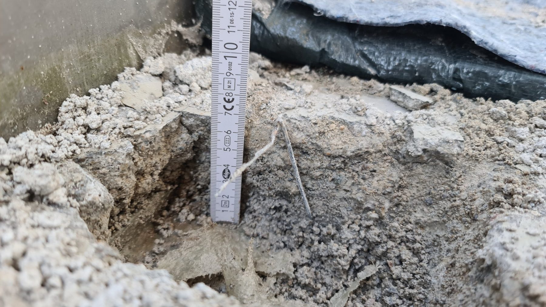 Geöffneter Bodenaufbau mit Zollstock bei der Bestandsaufnahme