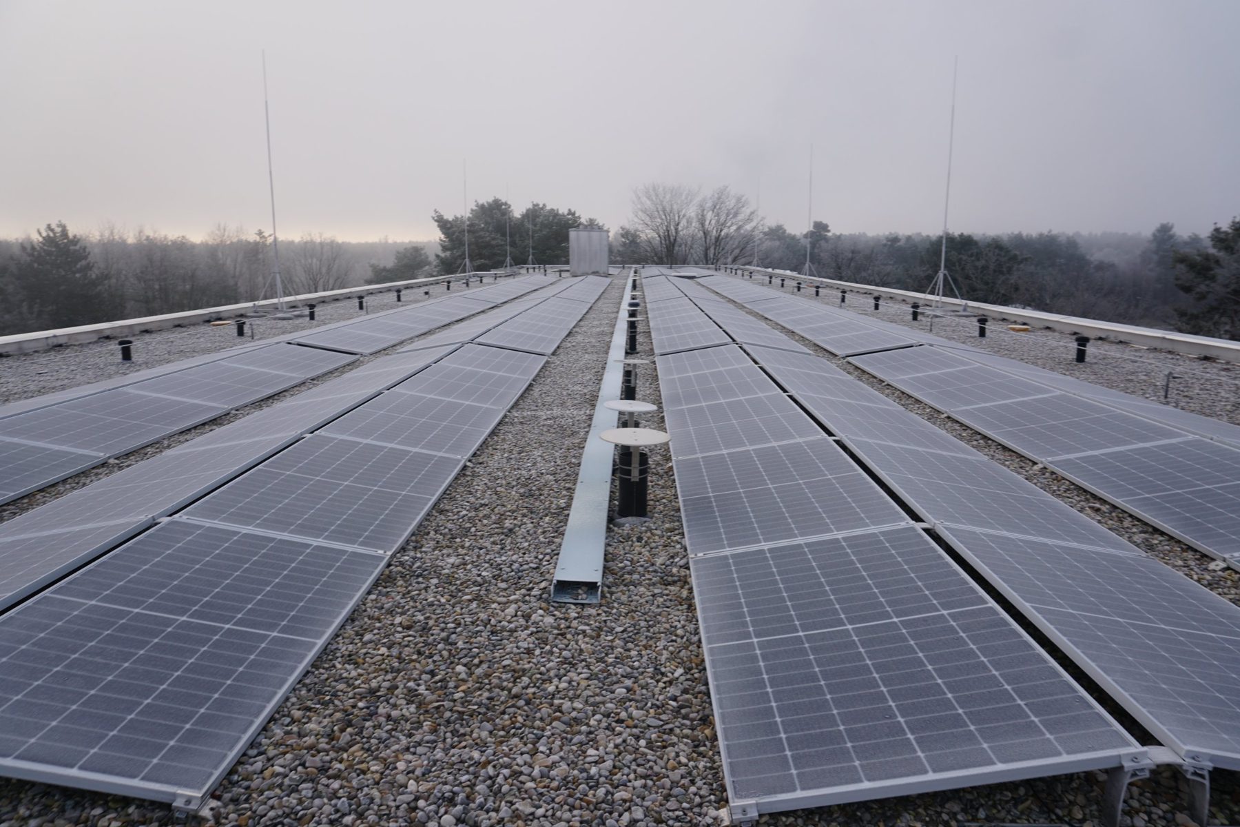 Saniertes Flachdach mit Photovoltaik-Modulreihen, 2.100 m²
