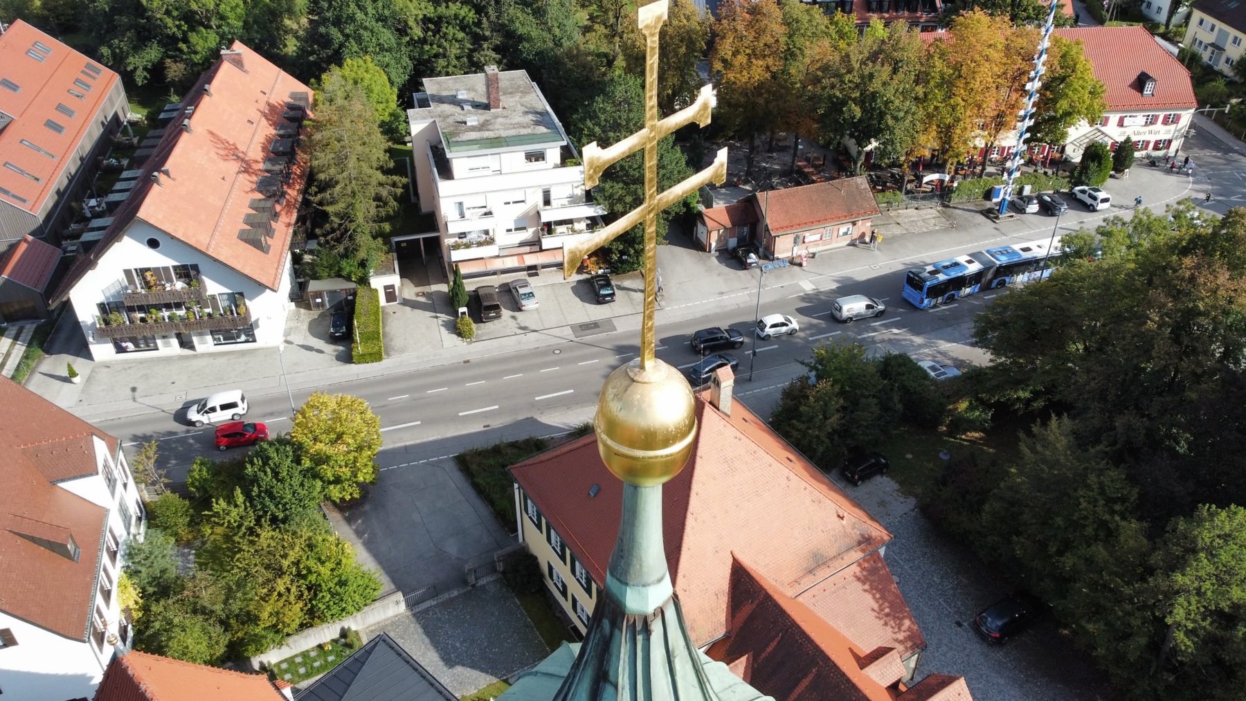 Drohnenaufnahme von Turmkreuz und Turmkugel einer Kirche zur Inspektion