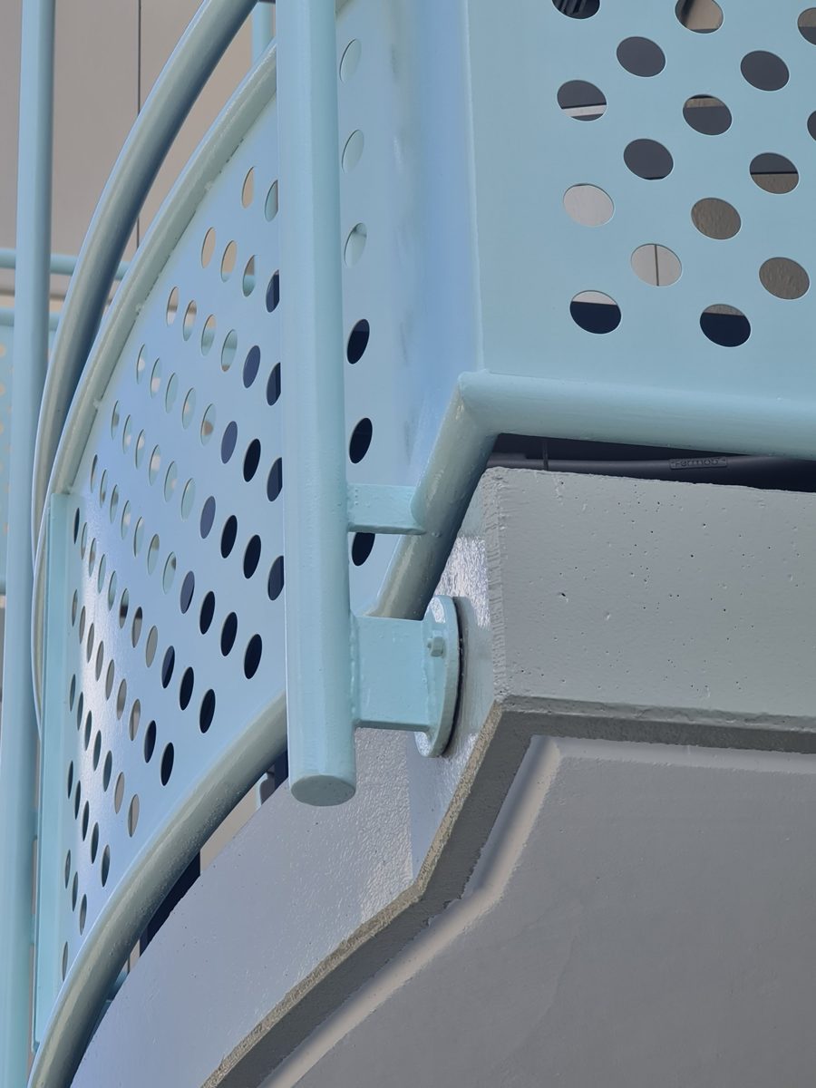 Stahltreppe mit Lochblech-Geländer – Detail eines Rettungswegs